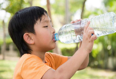 Những loại nước nên và không nên cho trẻ uống khi khát